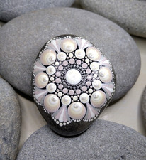 Mandala Stein, weiß, creme, Glücksbringer, Deko, Naturstein Bodensee, Unikat