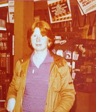 Rothaarige Junge Frau Mädchen steht 1979 vor Kinokasse Kiosk Büdchen ? Farbfoto