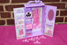BARBIE PUPPEN KLEIDERSCHRANK SCHRANK KOFFER F KLEIDUNG PUPPENKOFFER KLEIDERBÜGEL