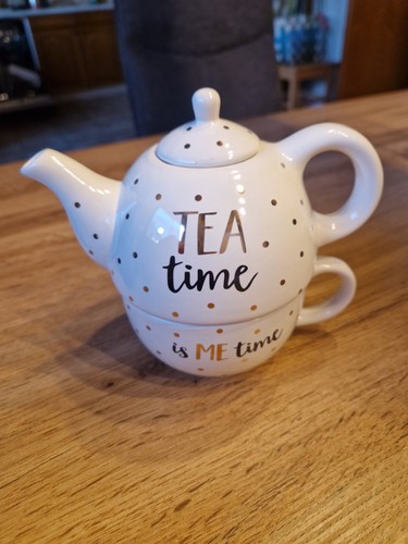Kleine teekanne mit tasse - mit,