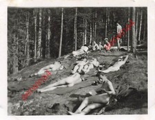 Nackte Soldaten beim Sonnenbad bei Salla Lappland Finnland