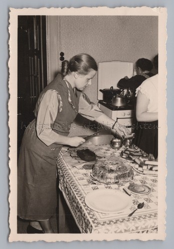 Frau beim aufschneiden von - beim,