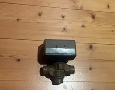 Honeywell VC8010-12 Stellantrieb mit 3-Wege Ventil 24V Heizungs-Umschaltventil
