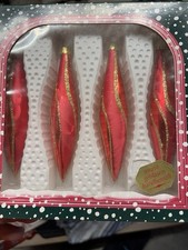 rote Weihnachtskugel als