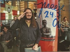 Jonathan Meese signiert Foto