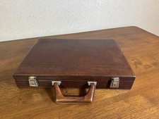 Vintage Aktenkoffer – braun, klassischer Stil mit silbernen Verschlüssen