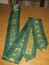 Tischband grün , goldene  Stickerei