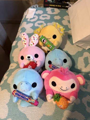 Süße kuscheltiere mit snacks - süße,