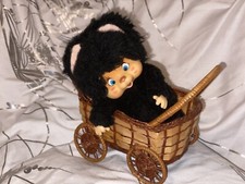 MONCHHICHI Freund Kätzchen NYAMY Monchichi Katze + Möbelstück Rarität Nyami w211