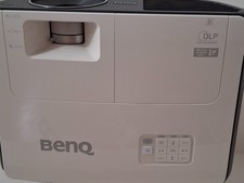 Beamer Benq W700 mit Deckenhalterung und Ersatzlampen