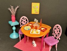 Barbie Möbel - Wohnzimmer/Küche Zauber Tisch, Stühle,Vase, Zubehör