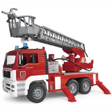 BRUDER 02771 MAN Feuerwehr mit Drehleiter, Wasserpumpe und Light and Sound Modul