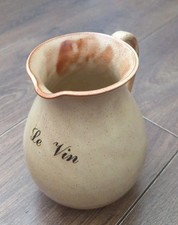 Steinzeug 6,5"/2pt Servieren Wein Krug Beige gesprenkelte Glasur "Le Vin" Sehr guter Zustand