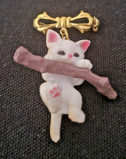 Süße weiße Katze hängend