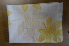 Tischläufer 150 x 49 cm, weiß mit Blumenmuster gelb/orange, neu