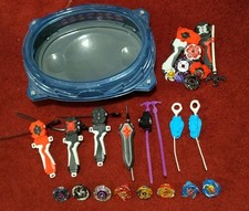 Beyblade Arena mit 8 Beyblades und Startern sowie Ersatzteilen