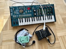 Korg microKORG Synthesizer & Vocoder mit Oversynth-Overlay & Shure WH20 Headset