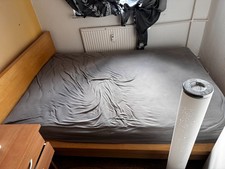 Bett mit Matratze, Bett Lampe und Schlafzimmerschrank