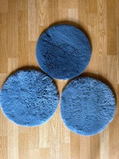 3 runde hellblaue Sitzkissen