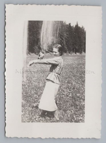 Frau mit vogel - vogel,
