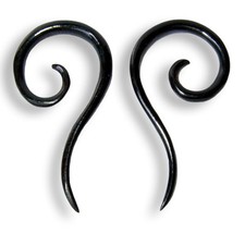 Paar Schwarze Ohrringe aus