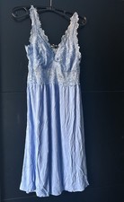 Hellblaues Nachthemd mit