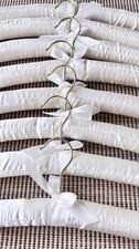 8 Kleiderbügel Bügel Satin für Wäsche u.ä. gepolstert mit Schleife weiß/Gold neu