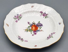 Meissen Porzellan Teller 1. Wahl, D 20,5 cm Blumen Insekten Obst Früchte Relief