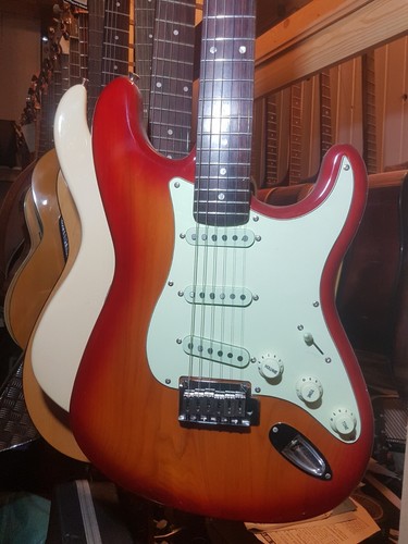 Squier fender strat - by,