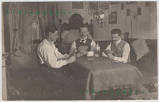 3 Herren beim Kartenspielen