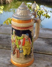 schön gemusterter Halbekrug mit Zinndeckel - im Wirtshaus