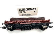 Fleischmann 5258  K, H0 Niederbordwagen mit Eisenmatten, NEM-Schächte, OVP