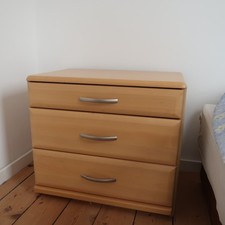 Zwei praktische Nachtschränkchen mit jeweils drei Schubladen, IKEA? modern