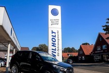 Werbepylon, ovales Design, Fronten weiß, H=6000 mm