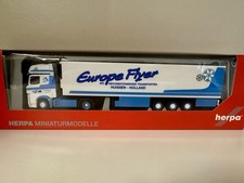 Herpa 301466 MB Actros Gigaspace Kühlkoffer Sattelzug „Europe Flyer“