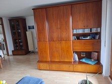 großer Wandschrank auf