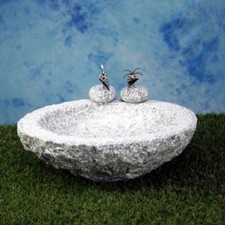 Vogelbad aus Granit in Schalenform und 2 Steinvögel am Rand sitzend