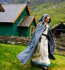 Wollumhang mit Stickerei Grau