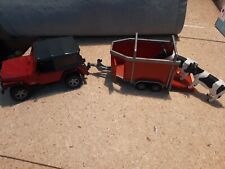 Bruder Jeep mit Viehanhänger und zwei Kühen