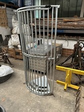 Heuraufe mit Klappe feuerverzinkt Pferd