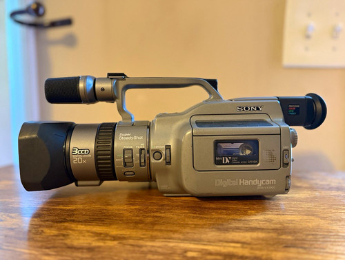 Near mint sony dcr vx1000 - near, dcr-vx1000