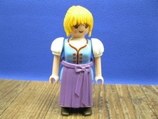 Frau Dirndl Alm Bauernhof