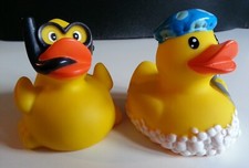 2 x Enten Ente  Badeente Quietscheente Gummiente Quietscheentchen Plastikente