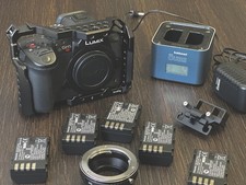 Panasonic Lumix GH5S + SmallRig Cage + 5 Akkus + Hähnel Ladegerät + Zubehörpaket