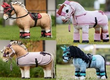 LeMieux Spielzeug Pony Zubehör Spielsets - Pad Teppich Stiefel Bandagen OhrNetz Kopfband