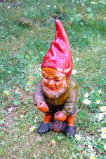 URALTER GARTENZWERG ZWERG WICHTEL SITZEND  KERAMIK GARTEN GARTENFIGUR