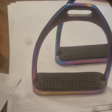 PEACOCK RAINBOW GLANZ SICHERHEITSSTEIGBÜGEL REITEN S/STAHL MIT PROFILEN 4,5"