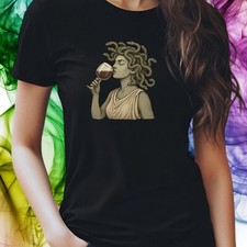 T-Shirt Medusa trinkt Wein –