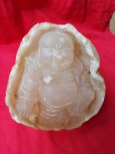 Buddha aus Steinkugel geschnitzt