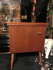 Schöner Nähmaschinenschrank